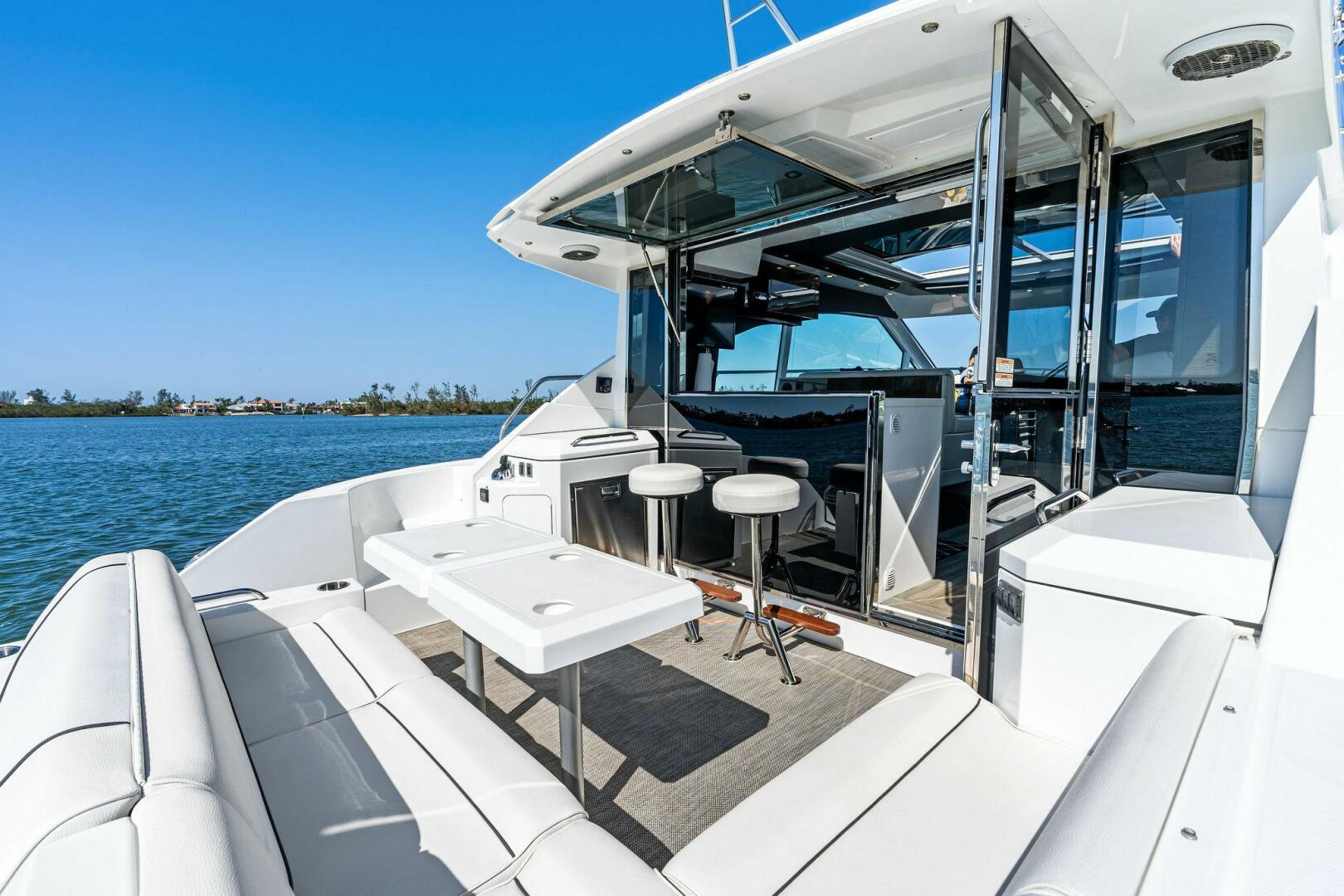 2019 Cruisers Yachts 45 Cantius - Image 13