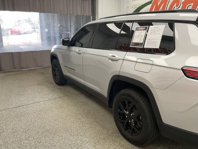 2025 Jeep Grand-Cherokee-L Laredo Altitude 4x4 - Image 5