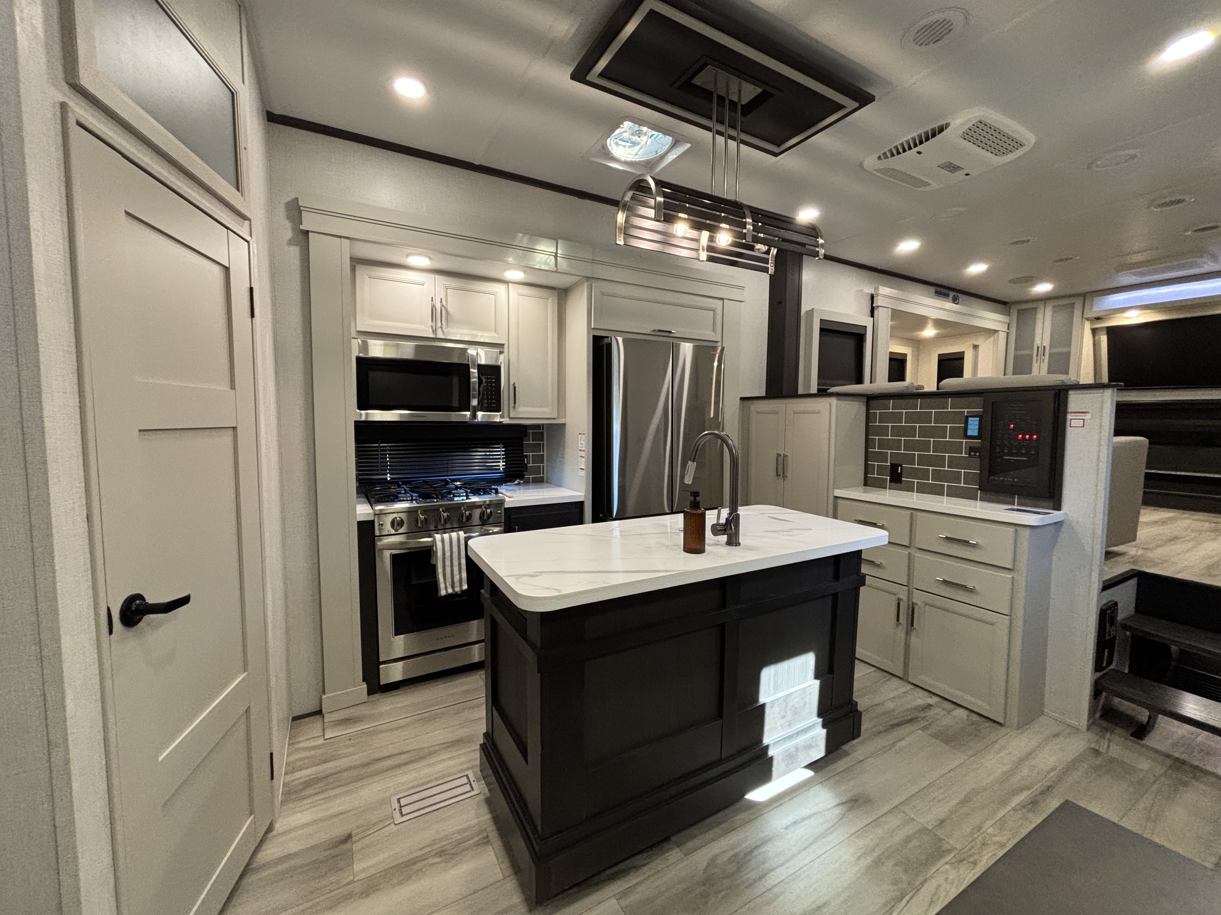 2025 Keystone Alpine 3700FL - Image 12