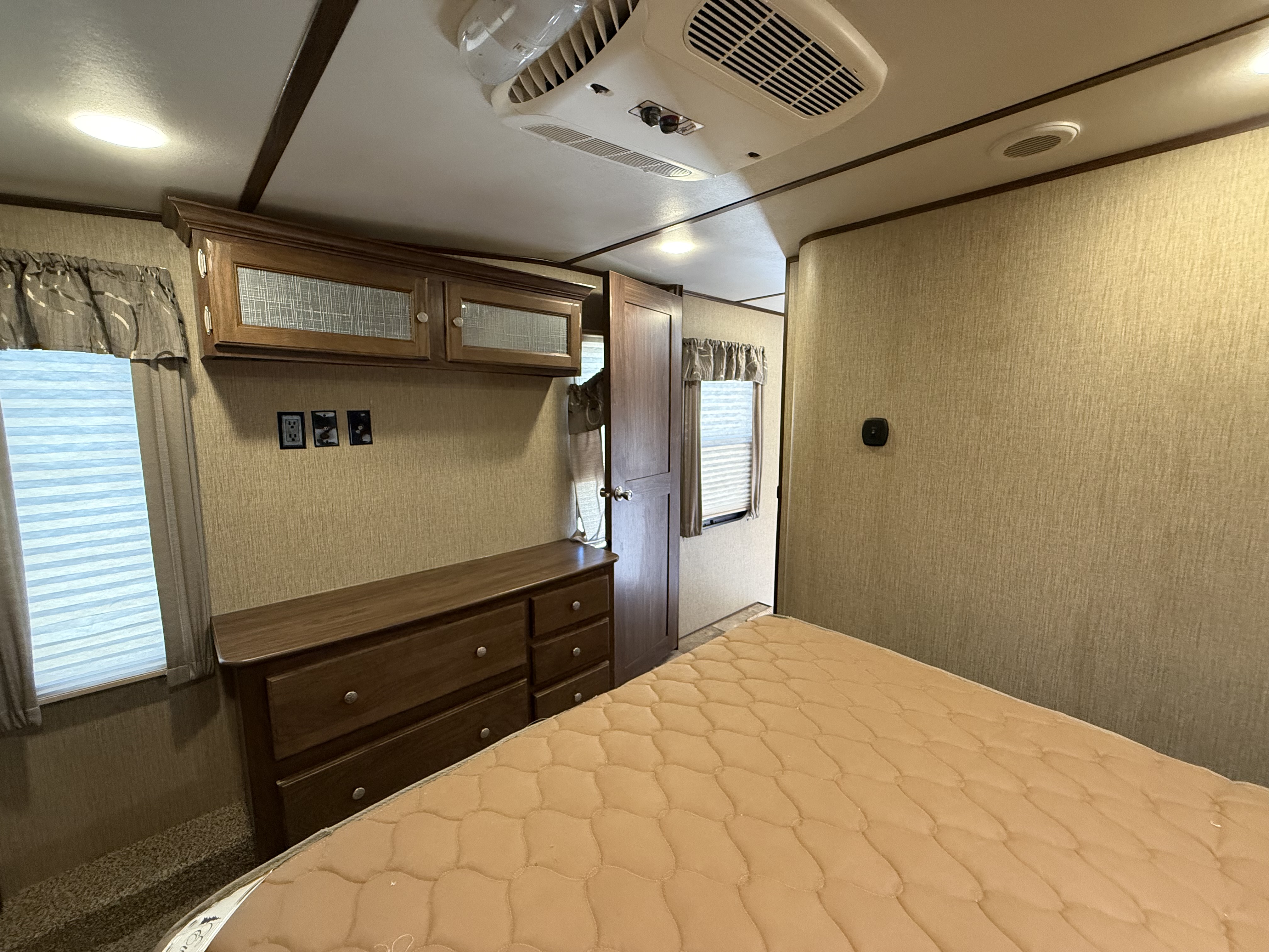 2017 Keystone Sprinter Wide Body 298FWRLS - Image 18