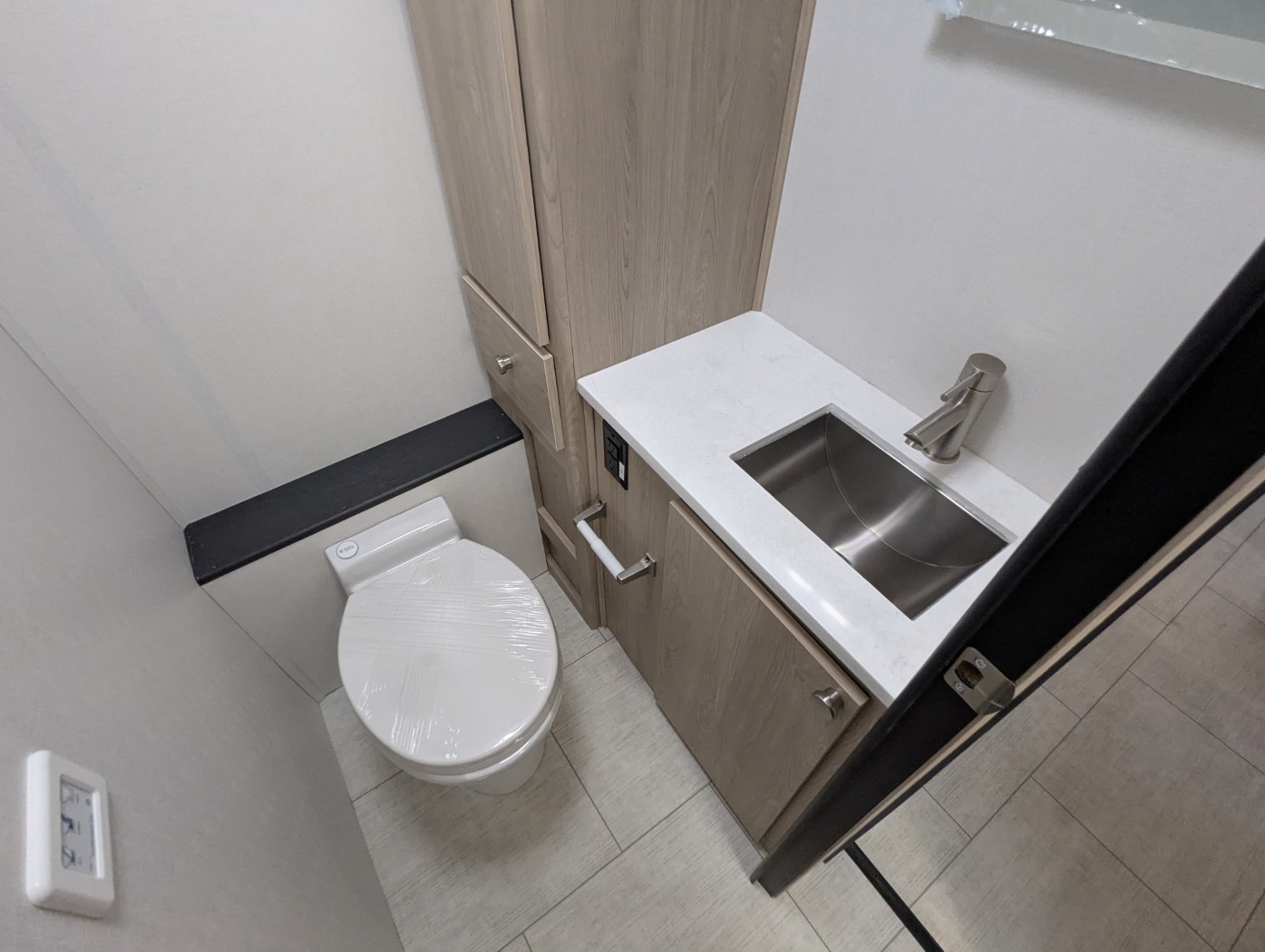 2027 Coachmen Entourage 330DS - Image 35