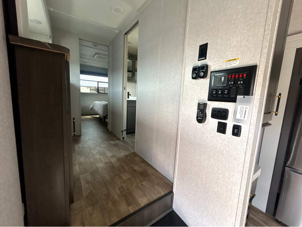 2025 CROSSROADS REDWOOD REGENCY 3951BAM - Image 22