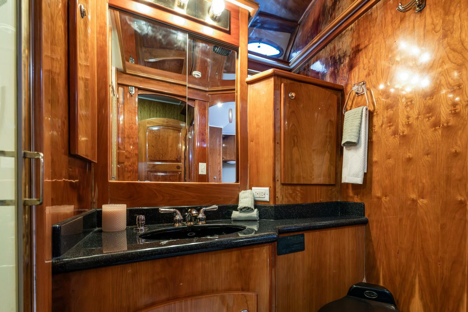 2001 Navigator 61 Pilothouse - Image 34