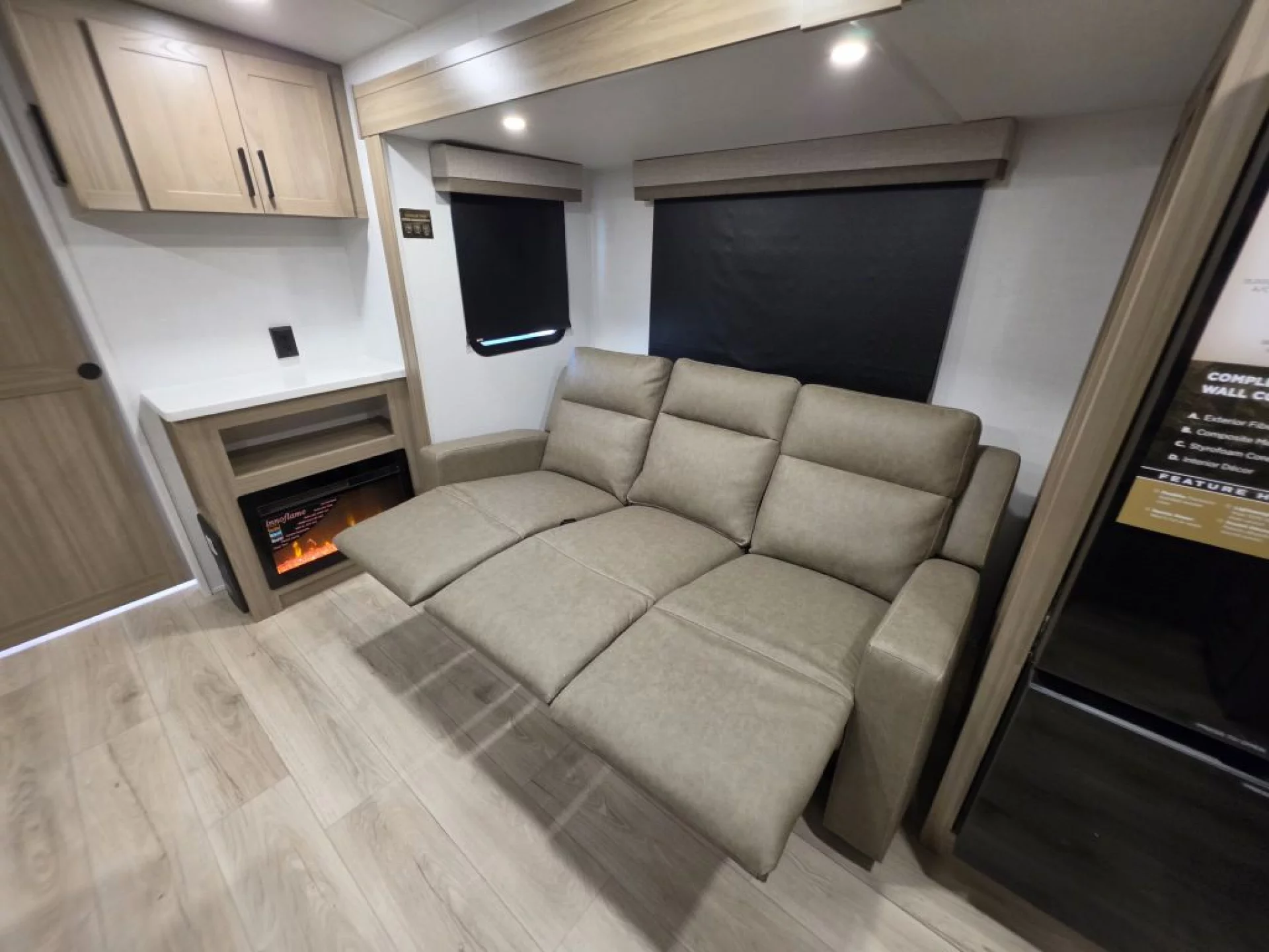 2027 FOREST RIVER ROCKWOOD ULTRA LITE 2621RB - Image 13