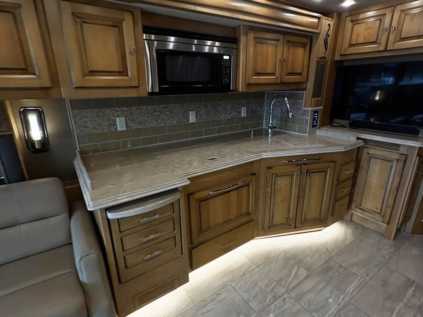 2018 TIFFIN PHAETON 40 QKH - Image 17