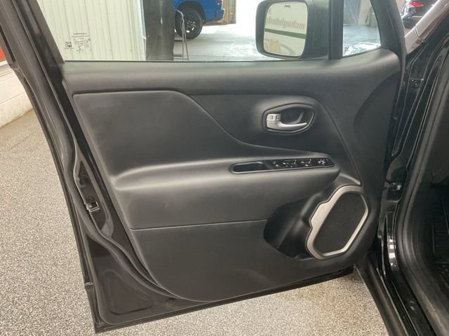 2022 Jeep Renegade Utility 4D Latitude 4WD - Image 13
