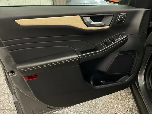 2022 Ford Escape Utility 4D Titanium AWD - Image 11