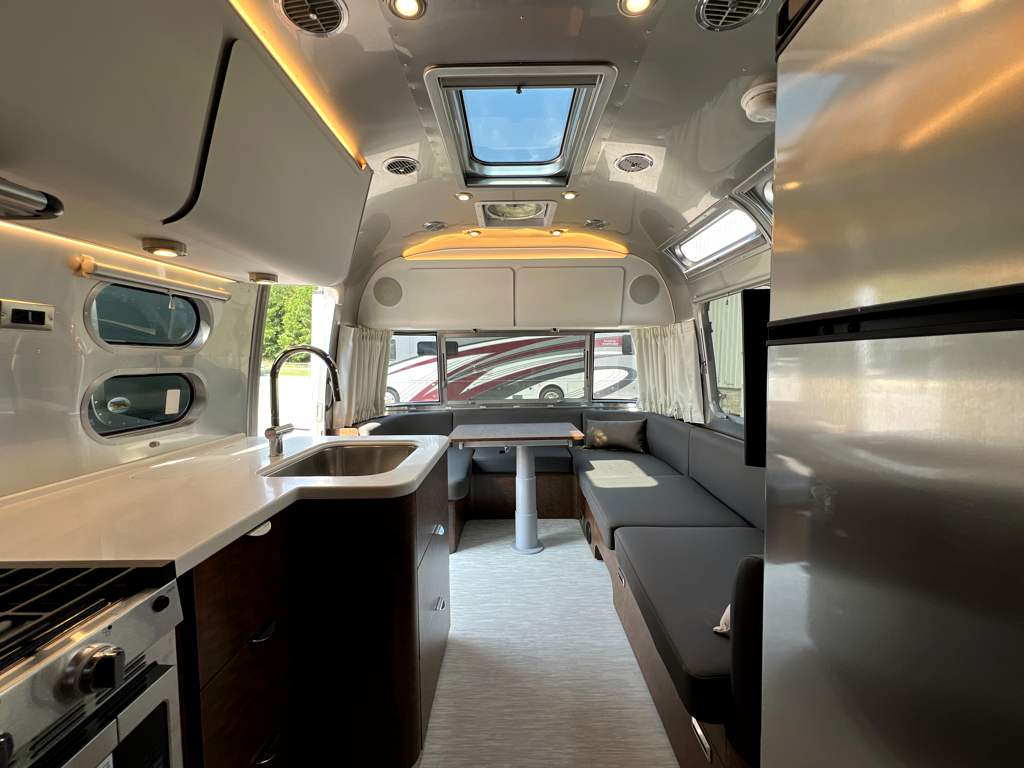 2026 AIRSTREAM GLOBETROTTER 27FBQ - Image 5