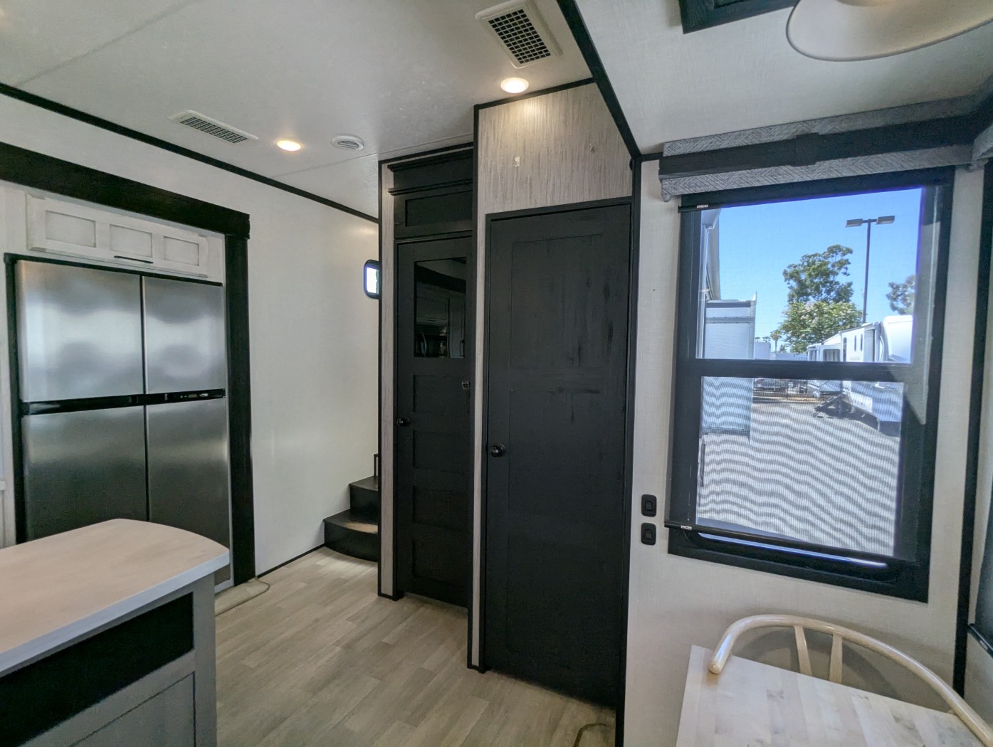 2023 KZ RV Durango Gold G383RLQ - Image 12
