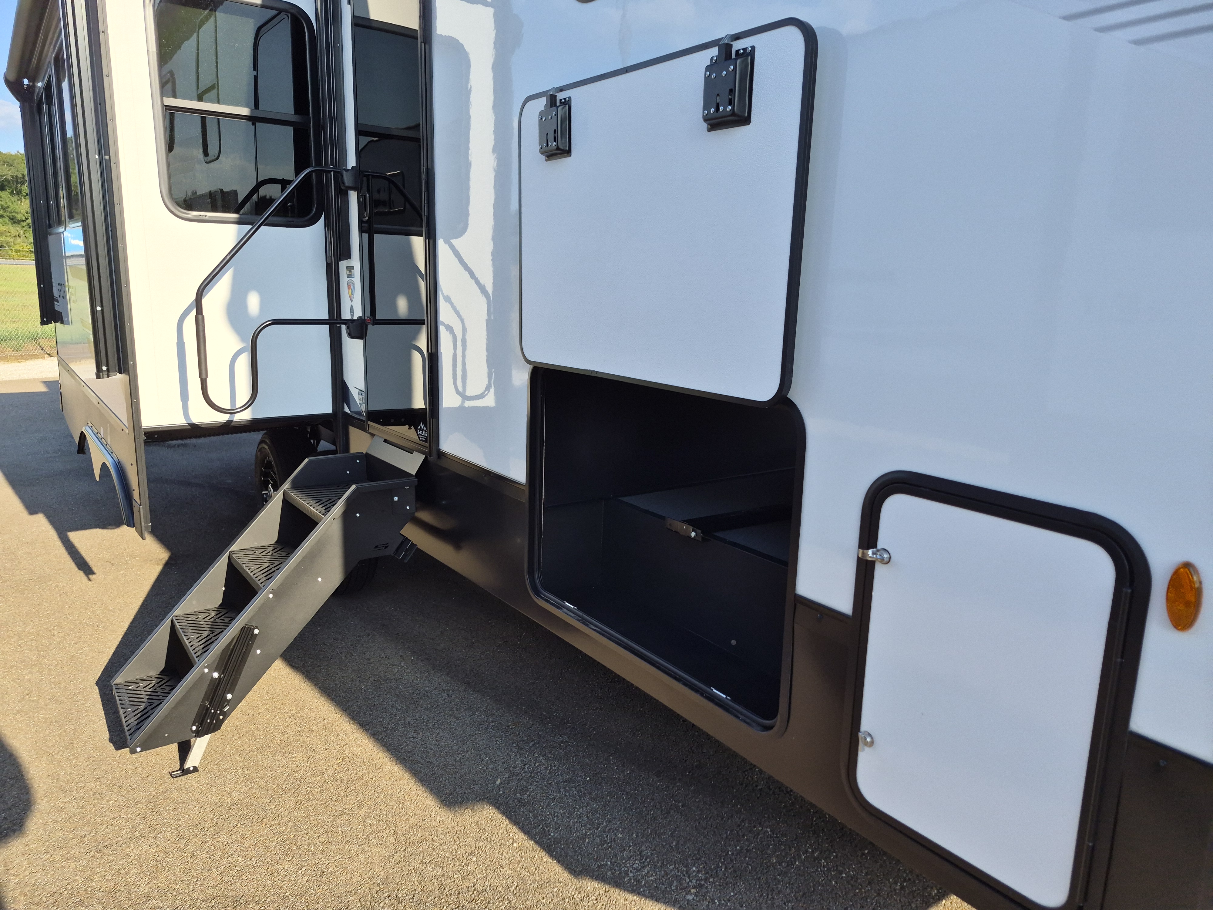 2027 VENTURE RV SPORTTREK 303VIK - Image 5