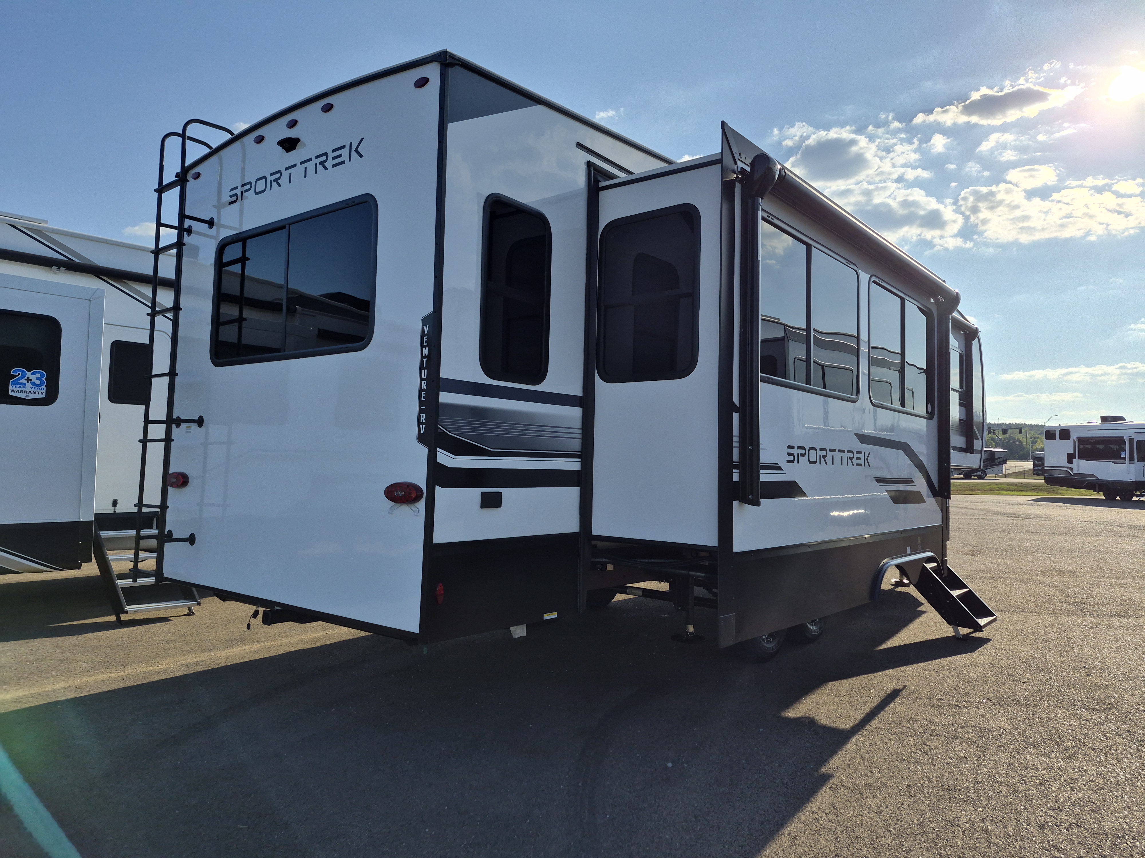2027 VENTURE RV SPORTTREK 303VIK - Image 4