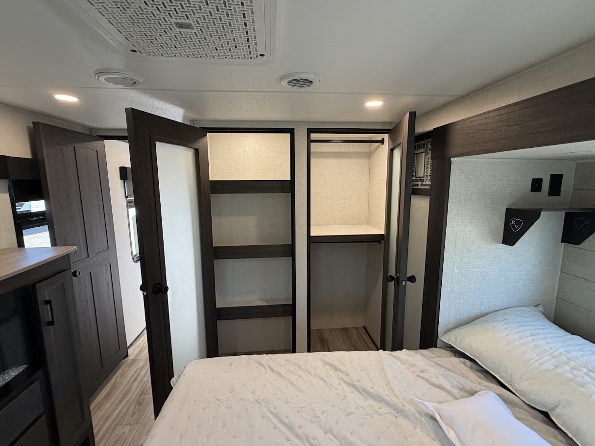 2026 VENTURE RV SPORTTREK 353VIK - Image 47