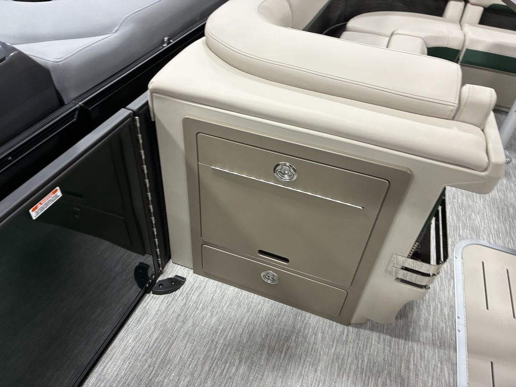 2026 Bennington 24MCSB Carbon Fiber Arch Tritoon Pontoon - Image 32