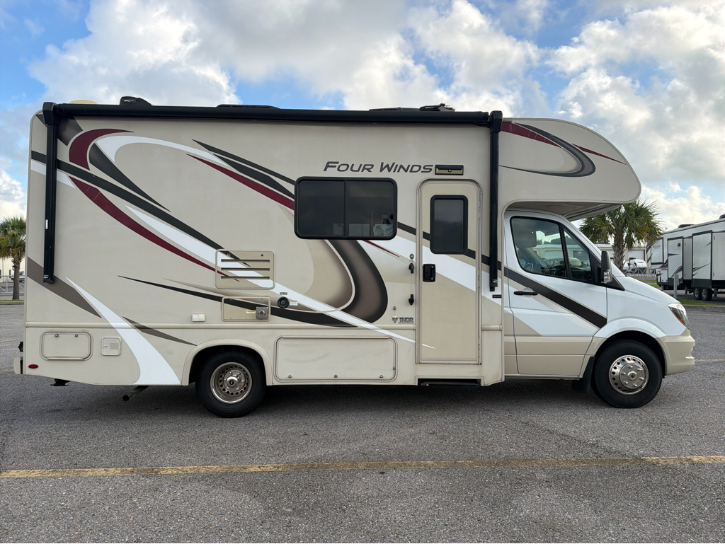 2019 Thor Motor Coach FOUR WINDS 24WS - Image 3