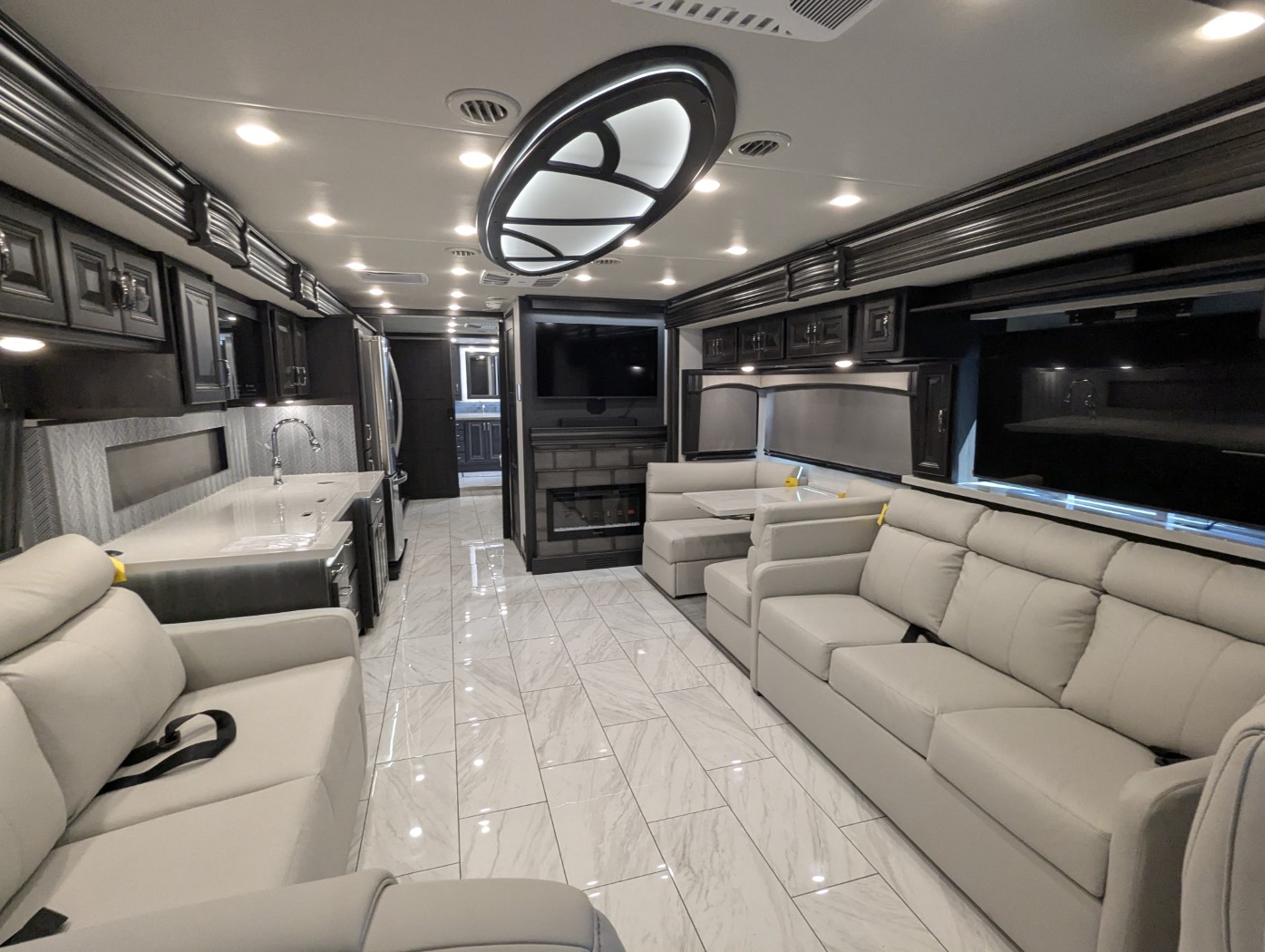 2026 Fleetwood Discovery 38W - Image 12