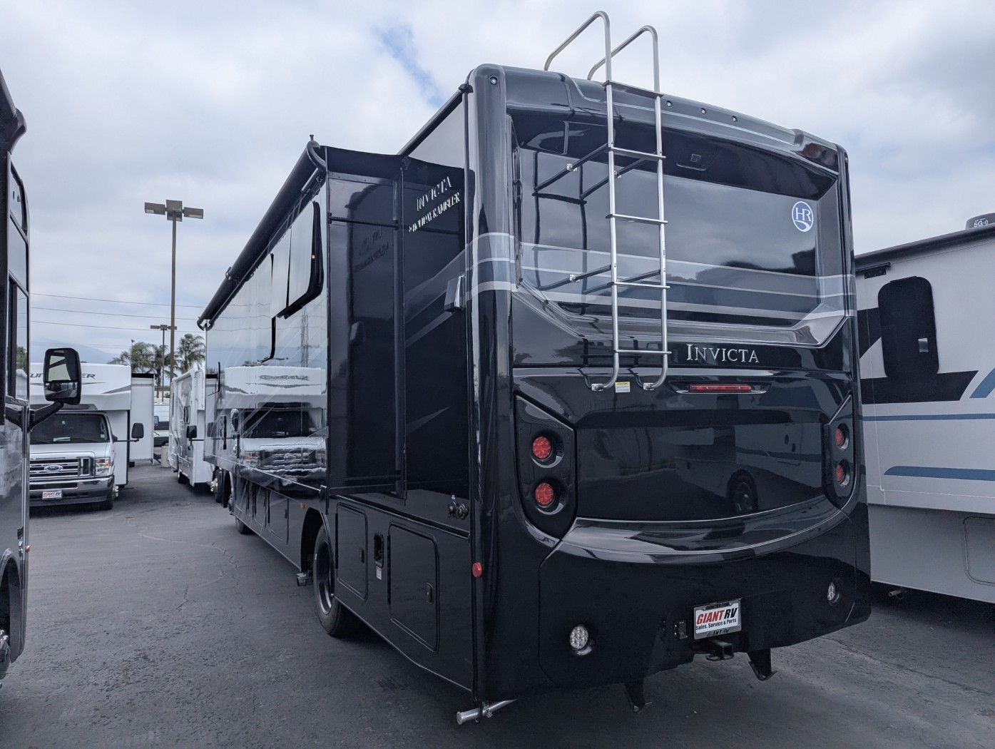 2026 Holiday Rambler Invicta 32RW - Image 4