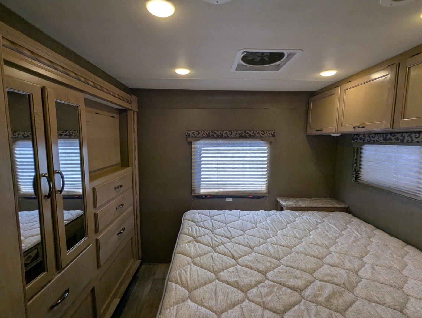 2018 Thor Motor Coach Four Winds 30D - Image 9