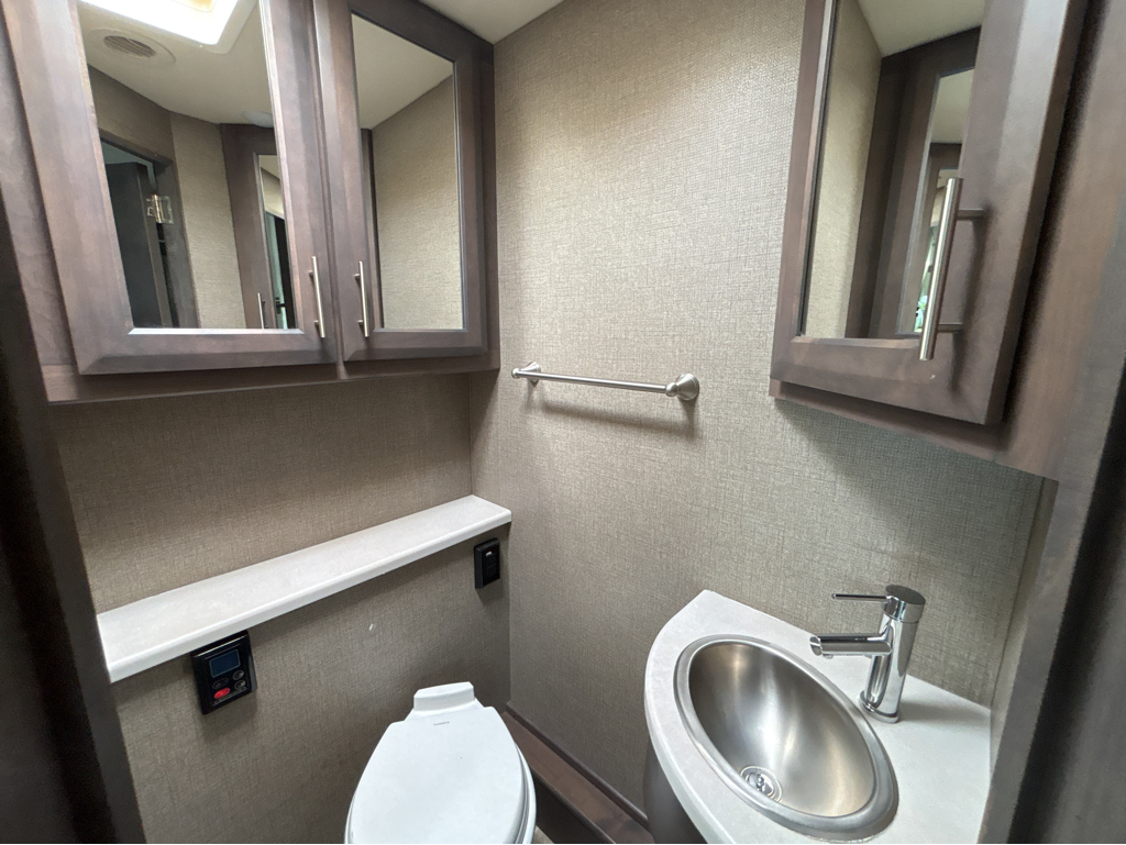 2021 Thor Motor Coach OMNI BH35 - Image 17