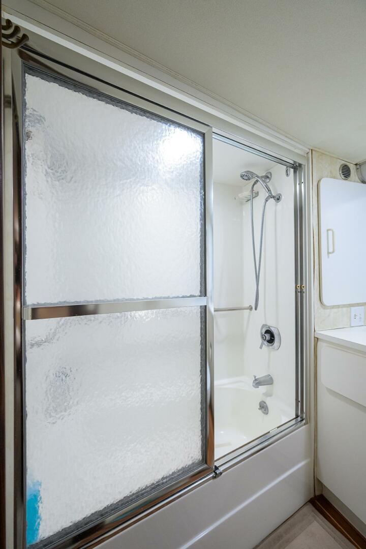 2003 Jupiter 31 Cuddy - Image 89