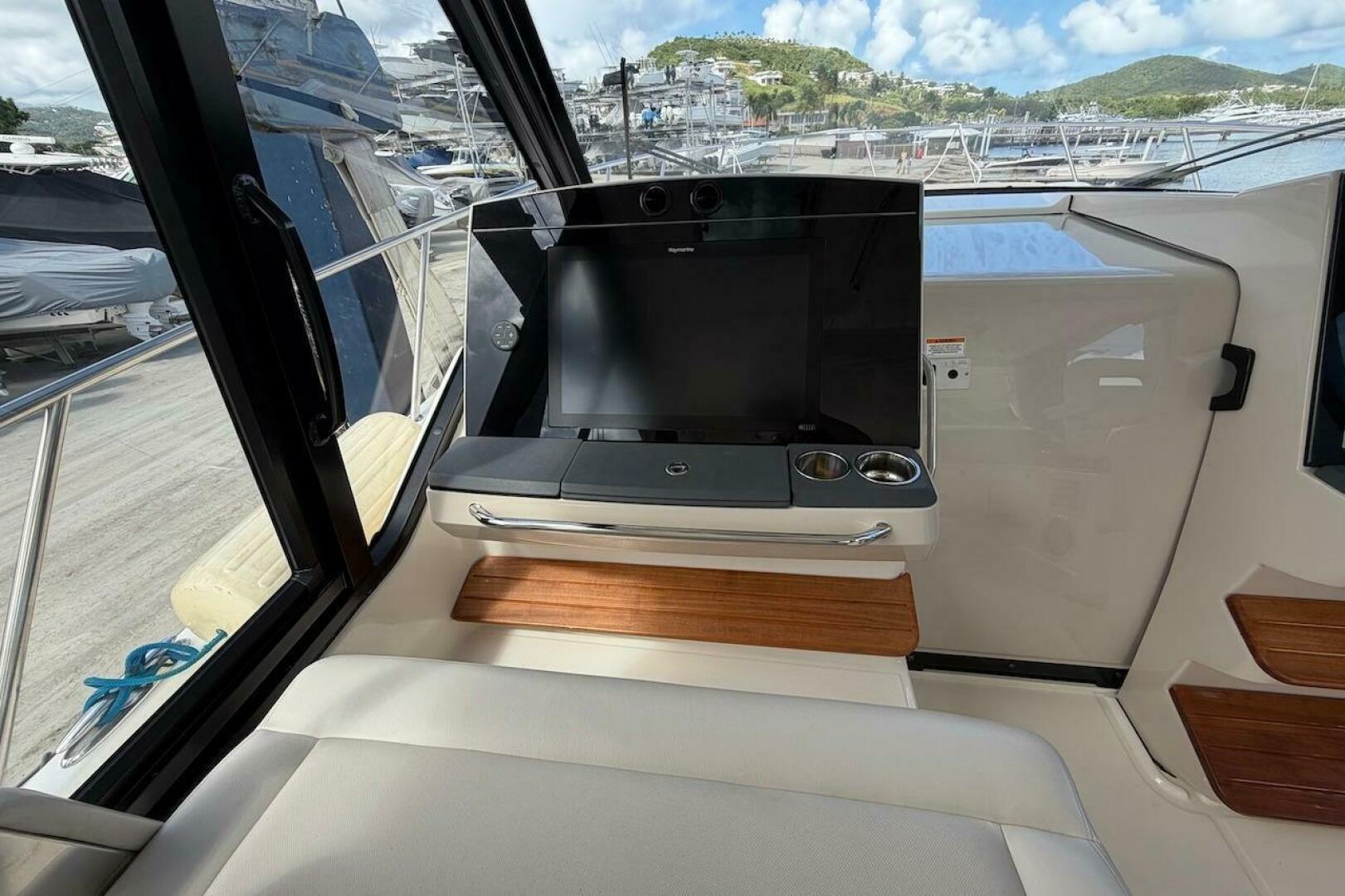 2021 Boston Whaler 405 Conquest - Image 22