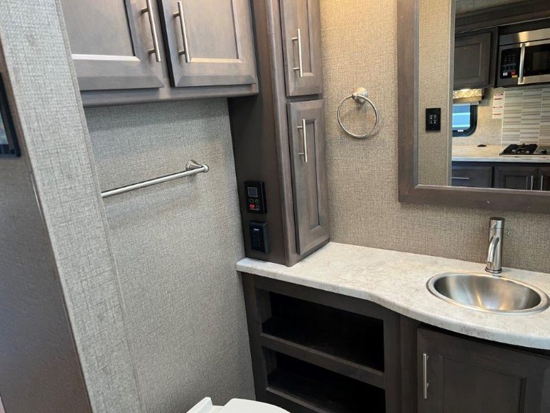 2021 Thor Motor Coach Magnitude SV34 - Image 16
