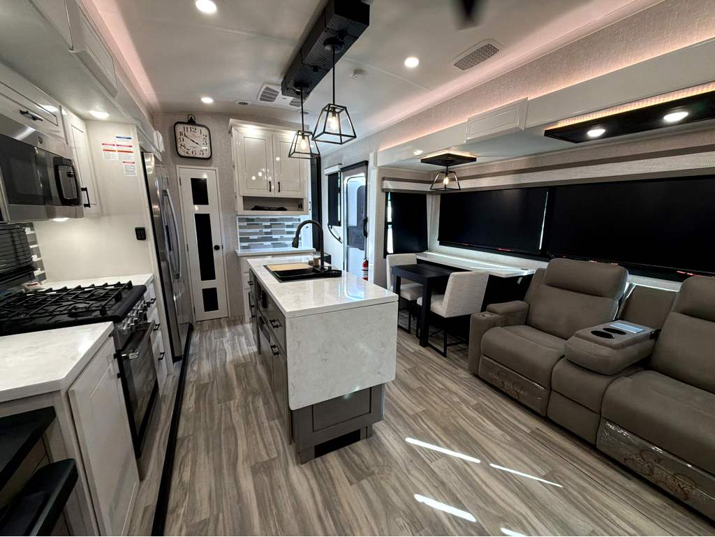 2025 JAYCO PINNACLE 32RLTS - Image 18