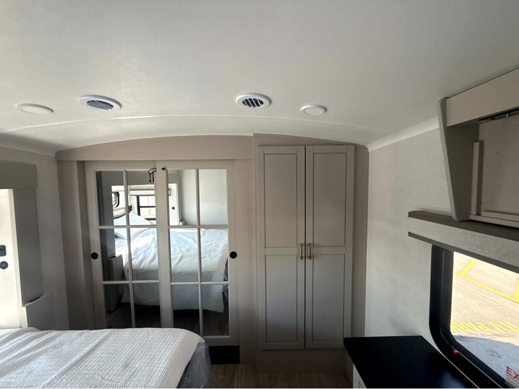 2027 JAYCO NORTH POINT 361RLBH - Image 24