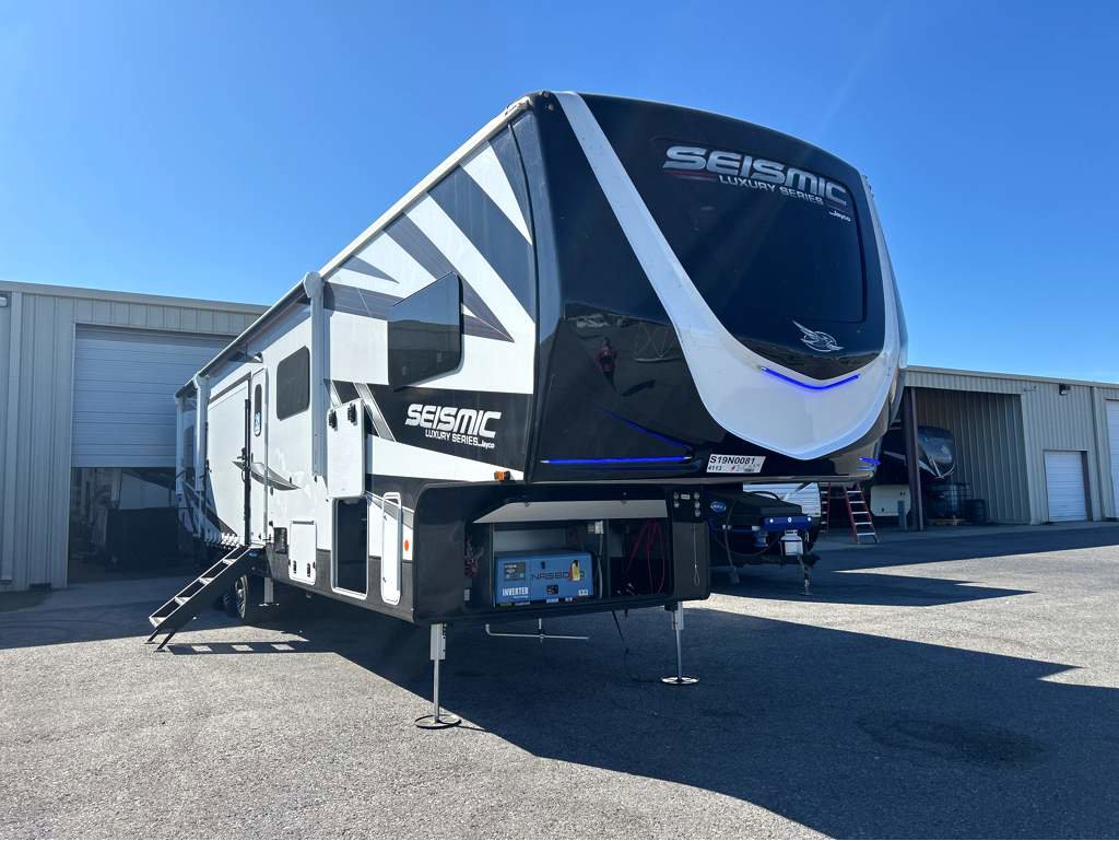 2025 JAYCO SEISMIC 4113 - Image 1