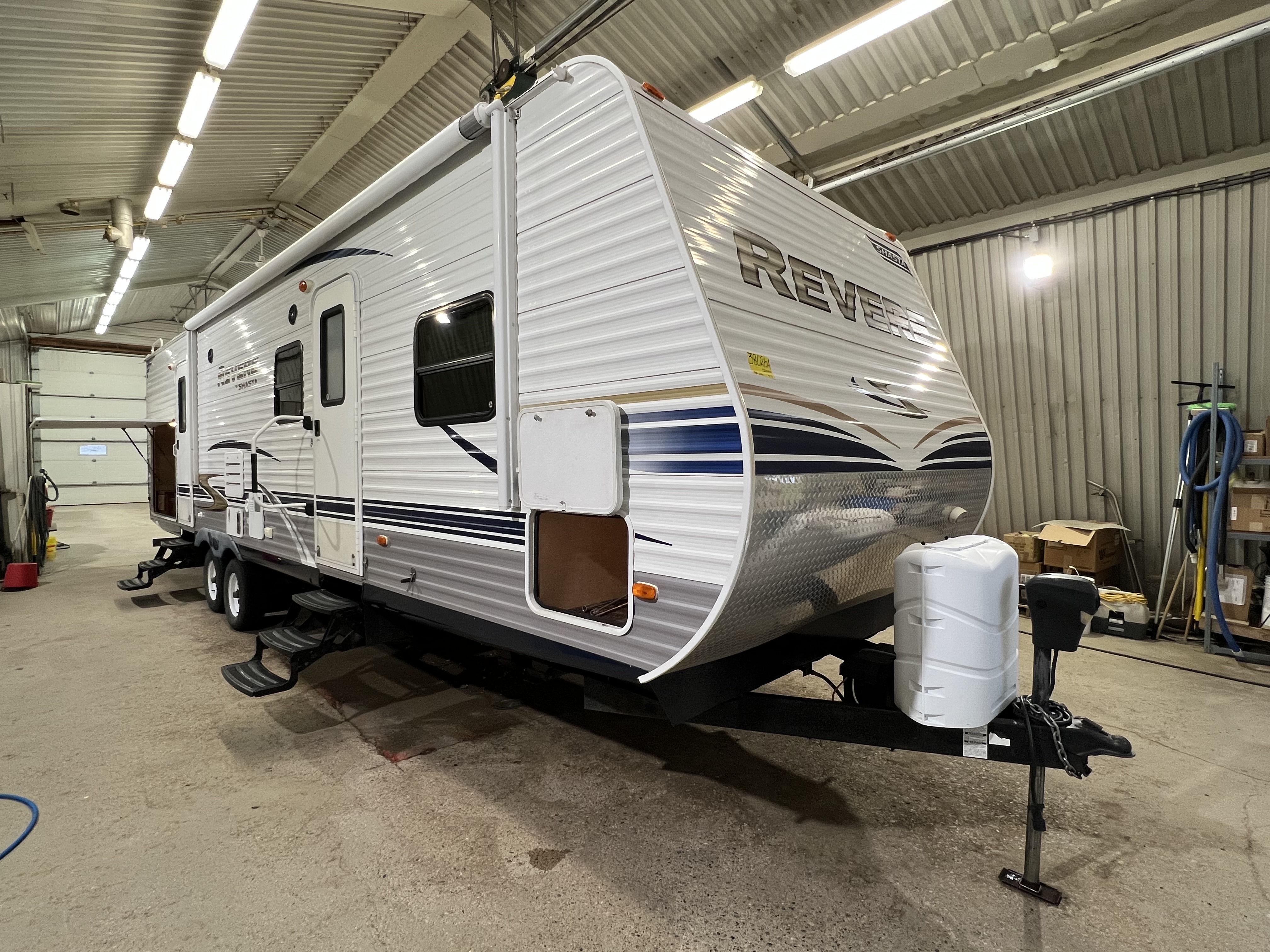 2011 SHASTA REVERE 32BHDS HMS - Image 1