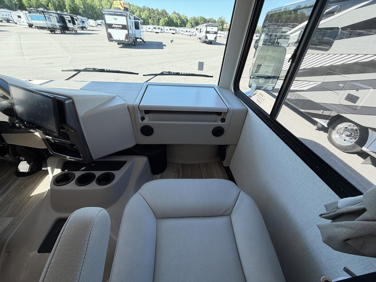 2027 THOR MOTOR COACH HURRICANE 36H - Image 10
