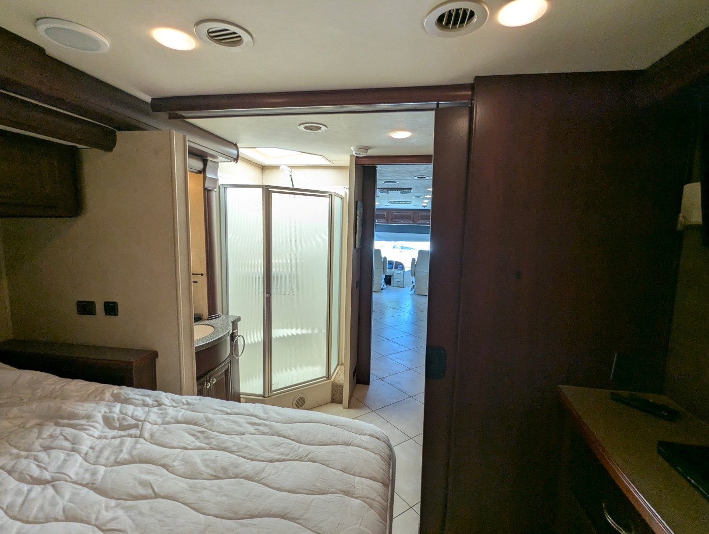 2011 DAMON ASTORIA 40KT - Image 32