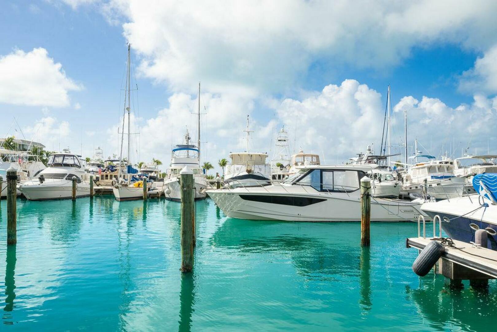 2023 Boston Whaler 405 Conquest - Image 14