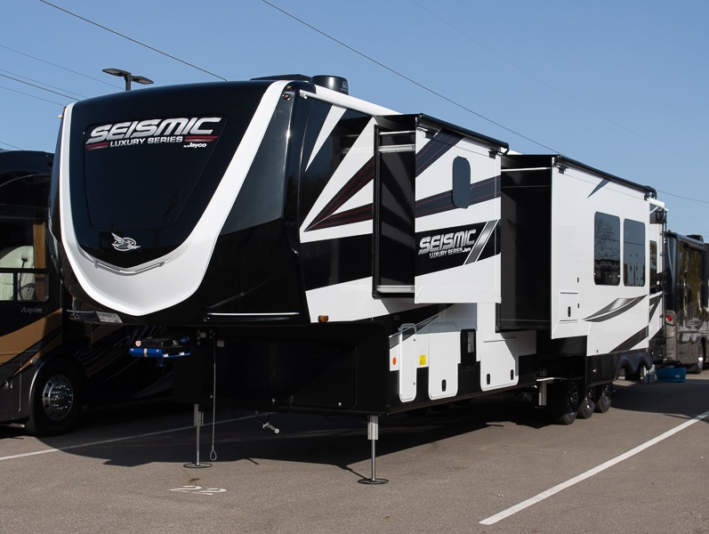 2025 Jayco Seismic Luxury Series 4113 - Image 4