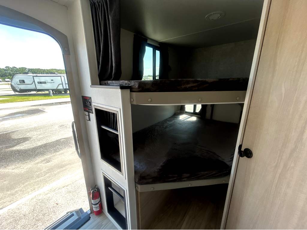 2024 WINNEBAGO MINNIE 2801BHS - Image 15