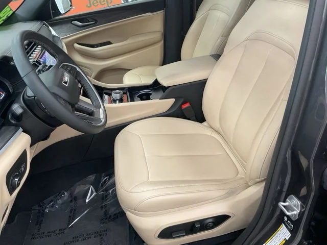 2025 Jeep Grand-Cherokee-L Laredo Altitude 4x4 - Image 13