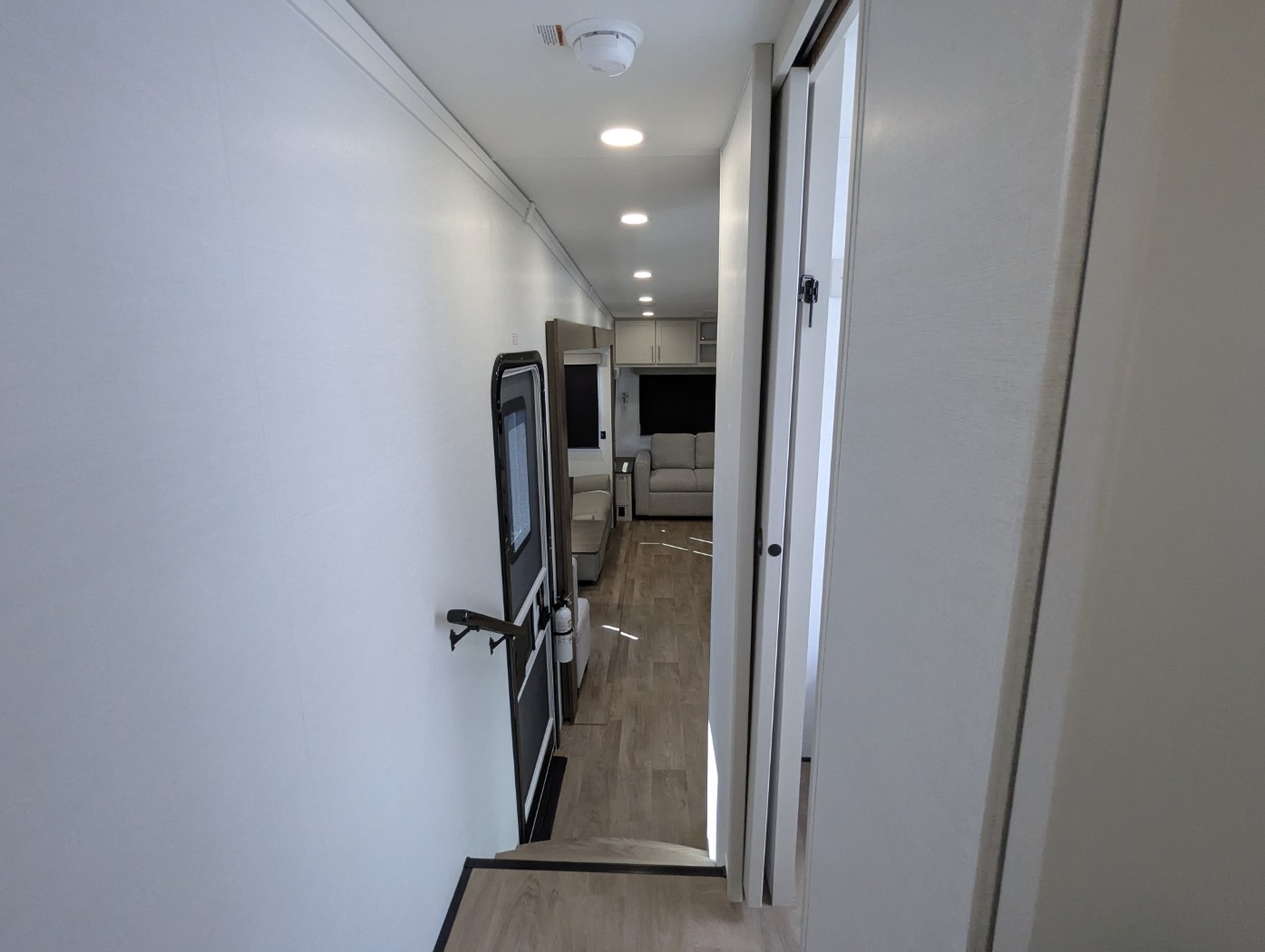 2027 Alliance RV Avenue 32RLS - Image 12