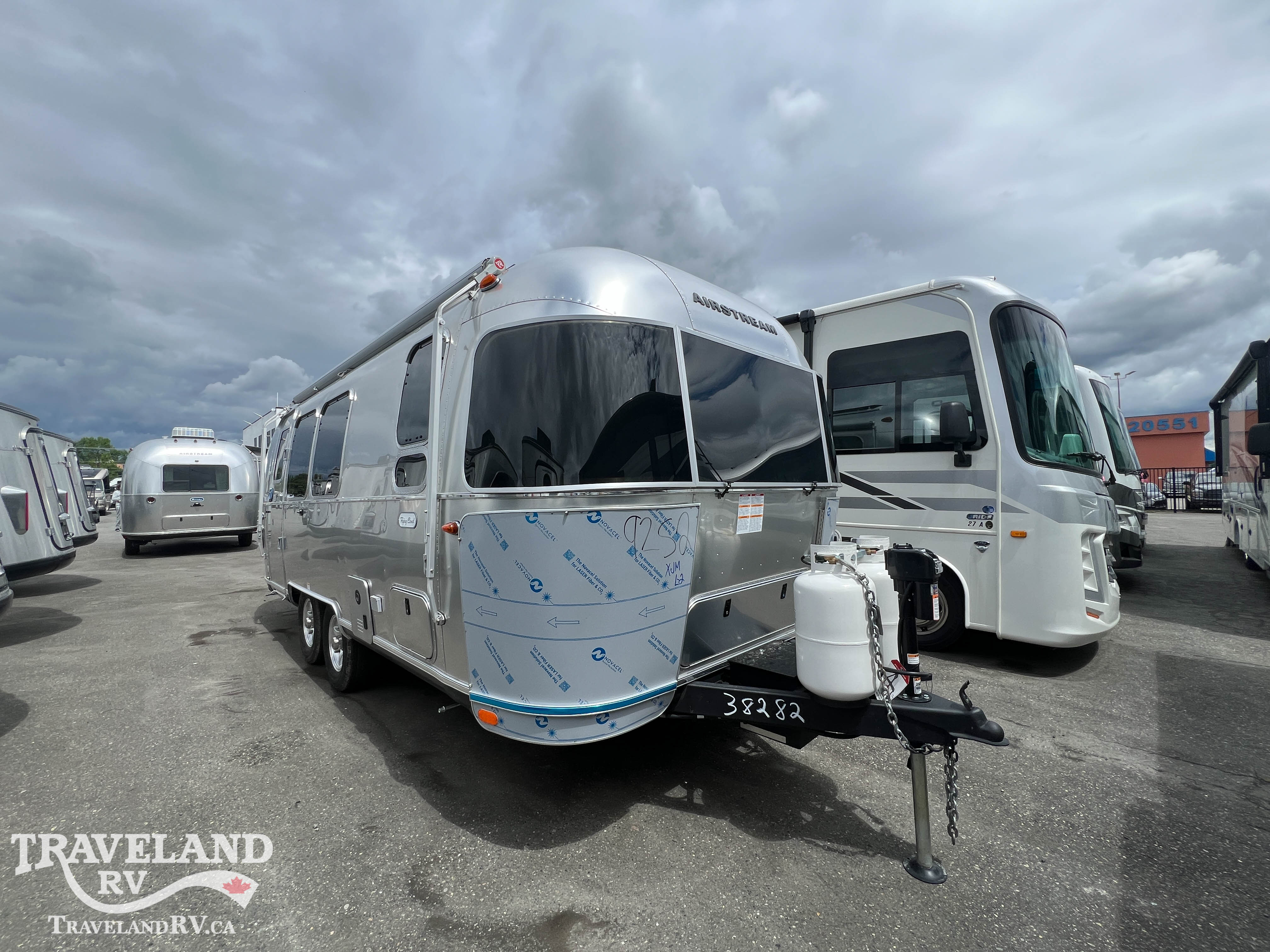 2026 Airstream Flying Cloud 23FBT - Image 1