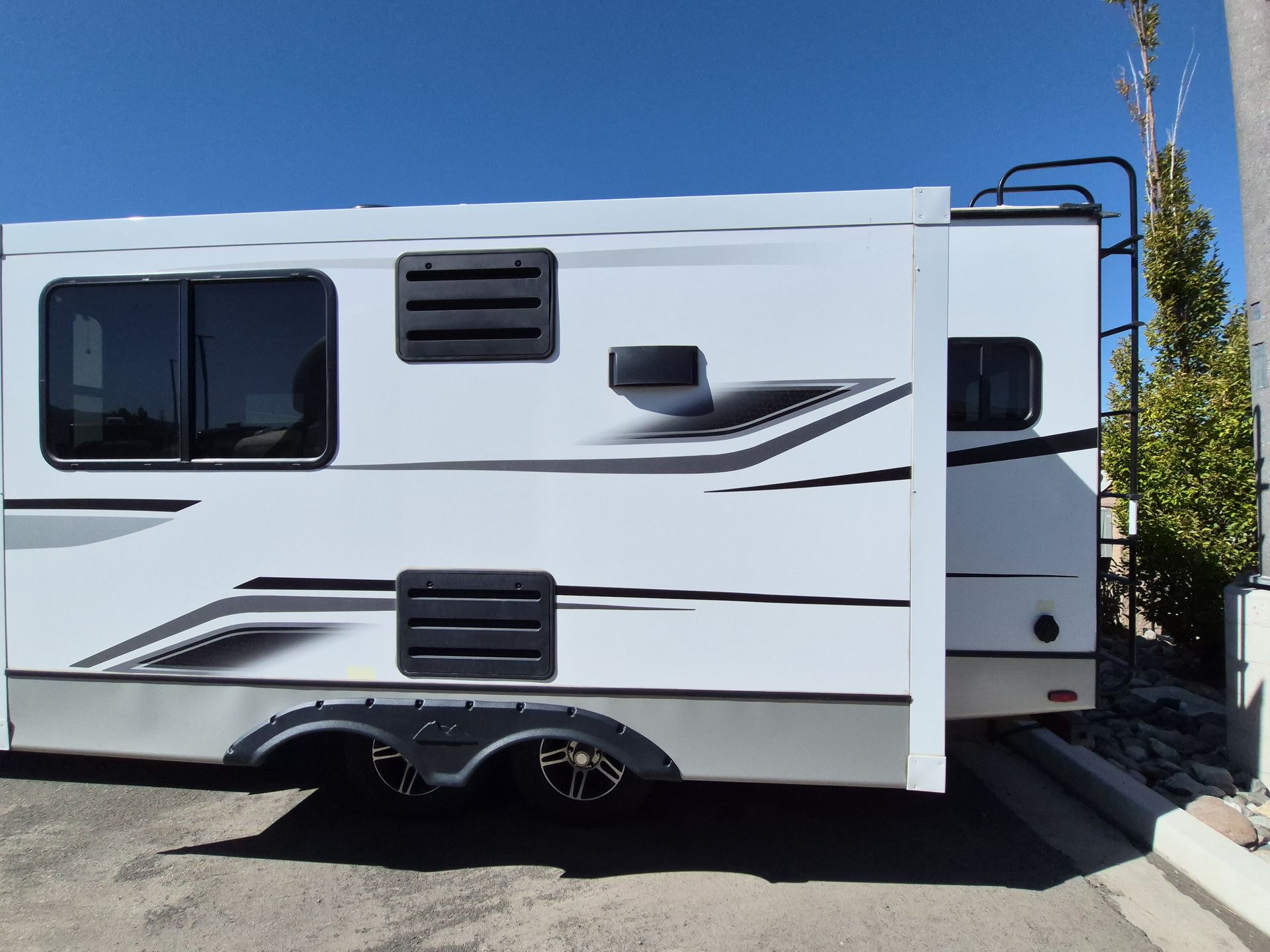 2023 Keystone Cougar Half-Ton 22MLSWE - Image 5