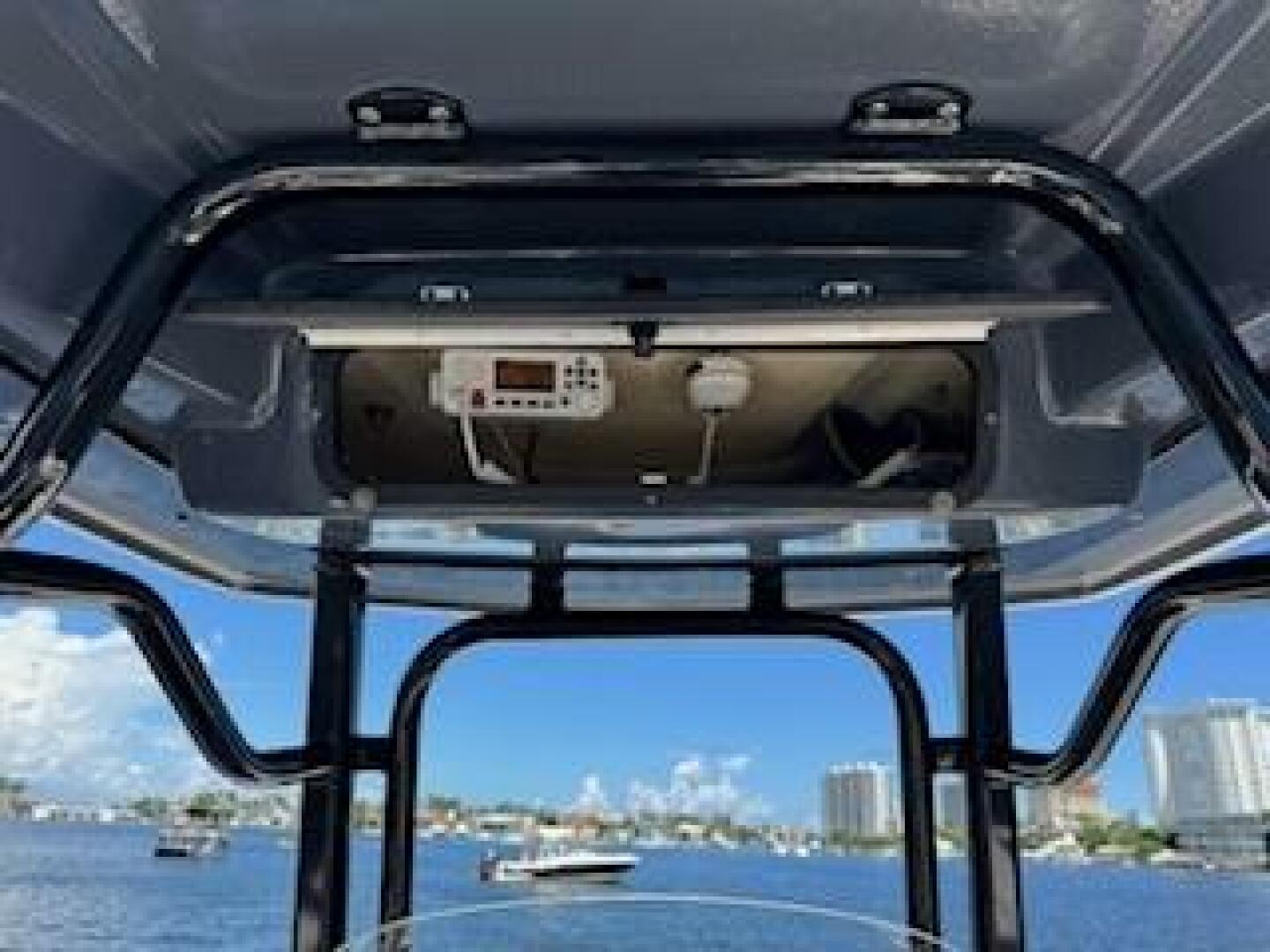 2022 Robalo R242 Center Console Base - Image 15