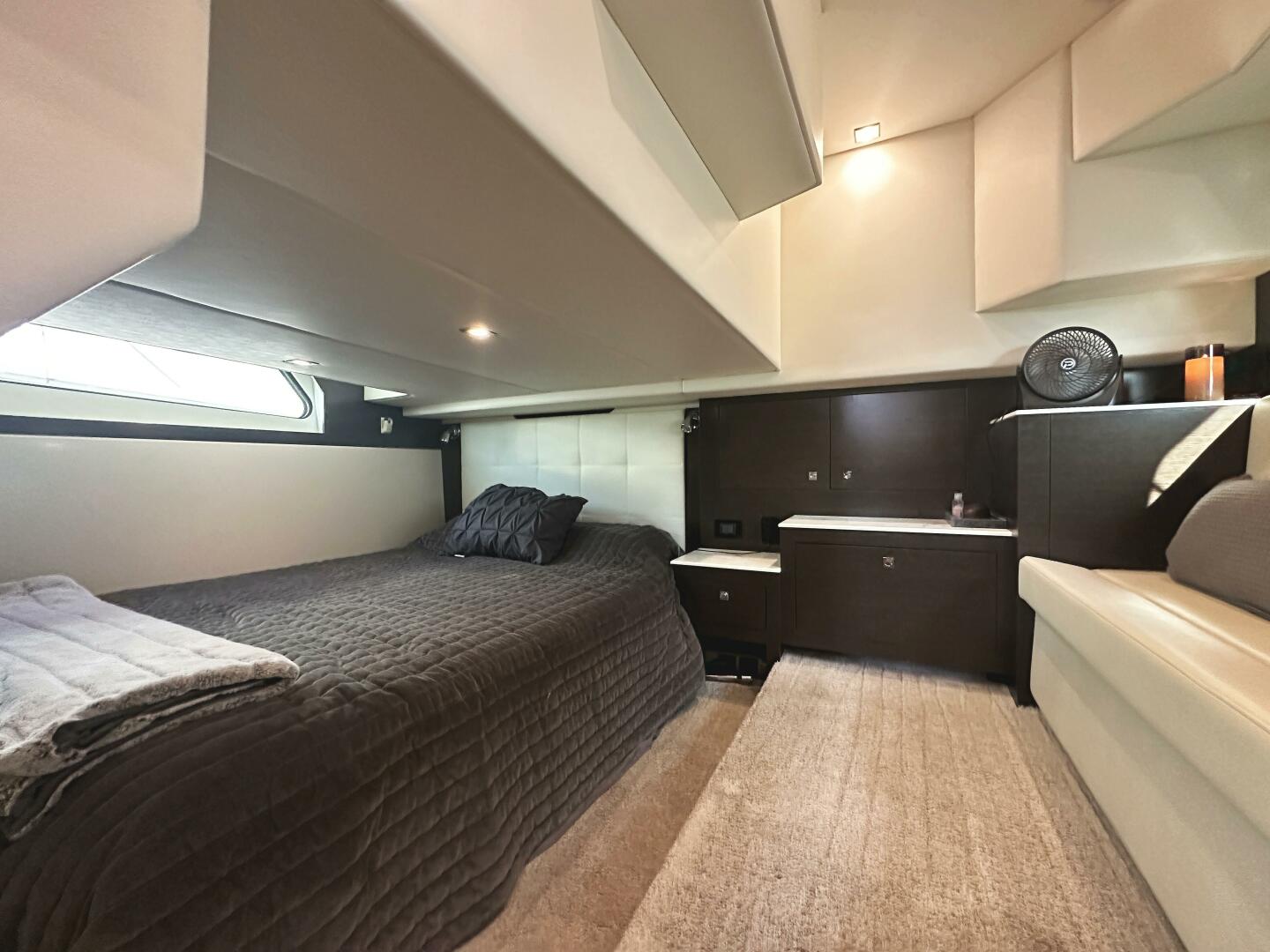 2017 Cruisers Yachts 390 Express Coupe - Image 34