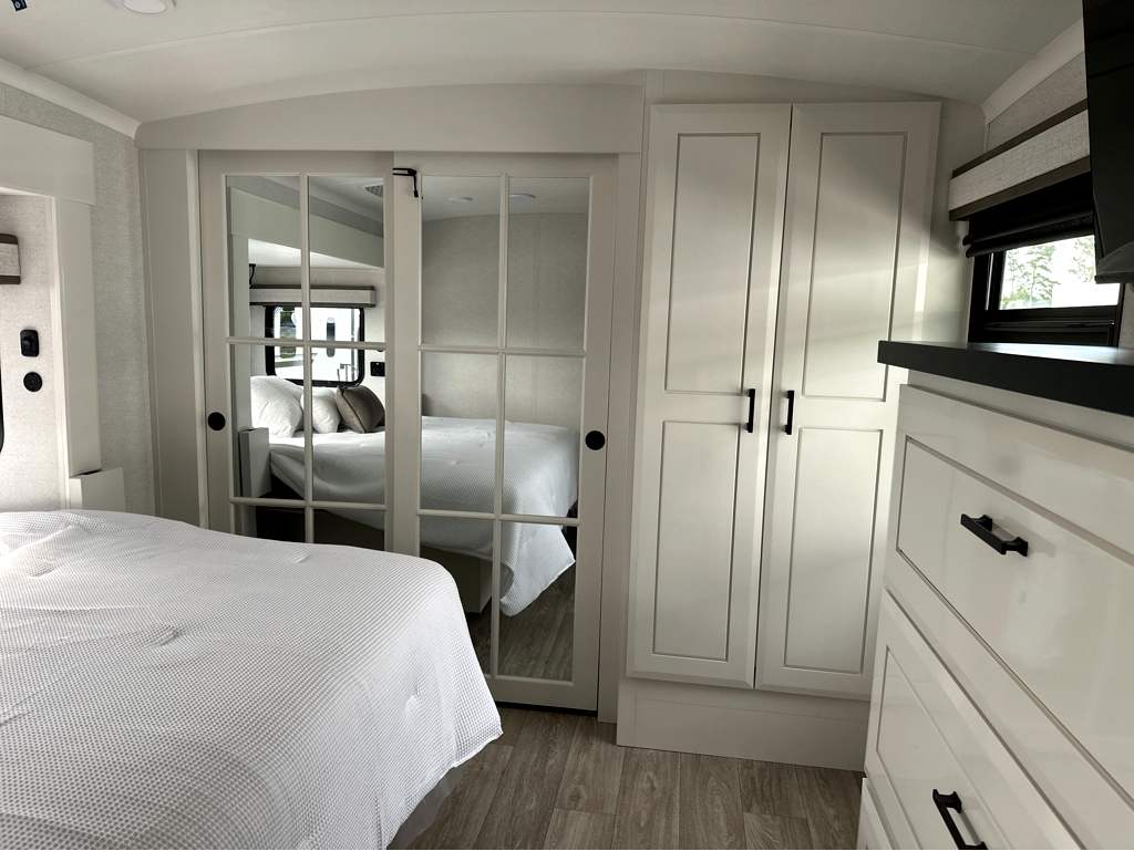 2027 JAYCO PINNACLE 32RLTS - Image 19
