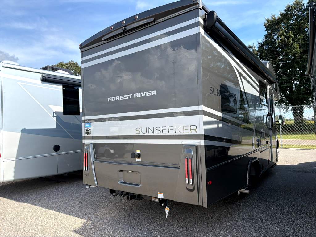 2026 FOREST RIVER SUNSEEKER 2400BDS - Image 4