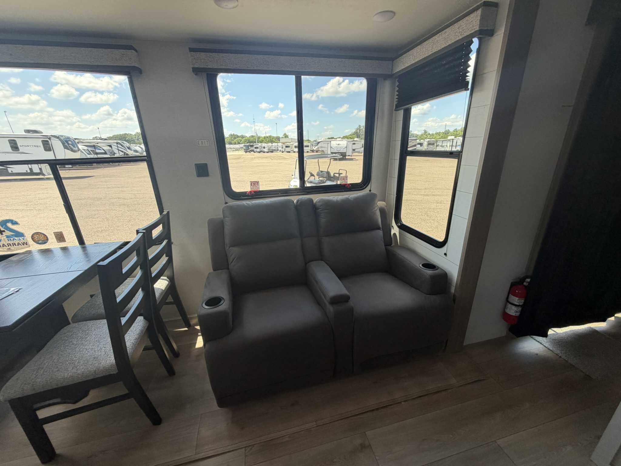 2027 JAYCO JAY FLIGHT BUNGALOW 404LOFT - Image 12