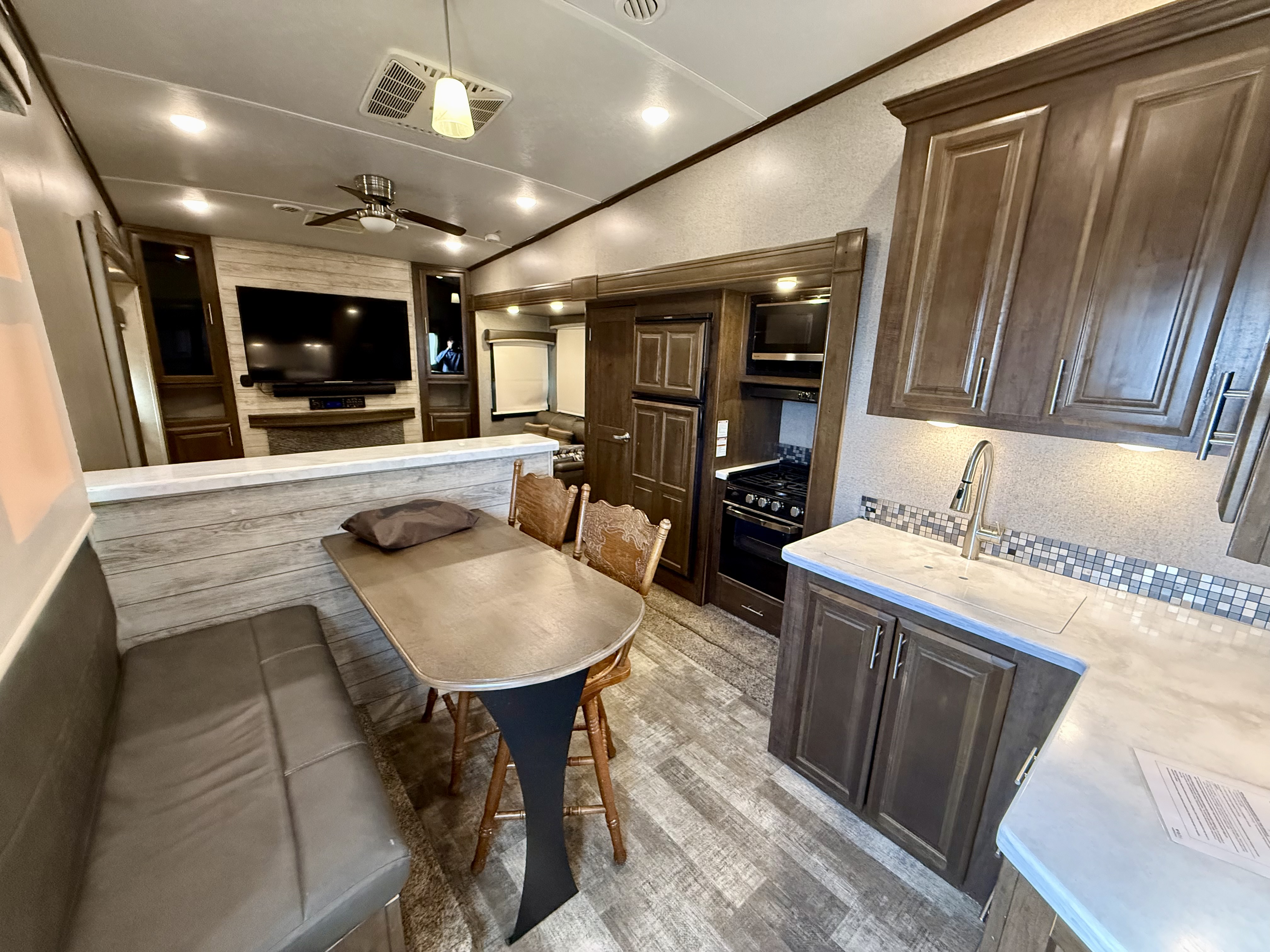 2019 Forest River Rockwood Signature Ultra Lite 8298WS - Image 5