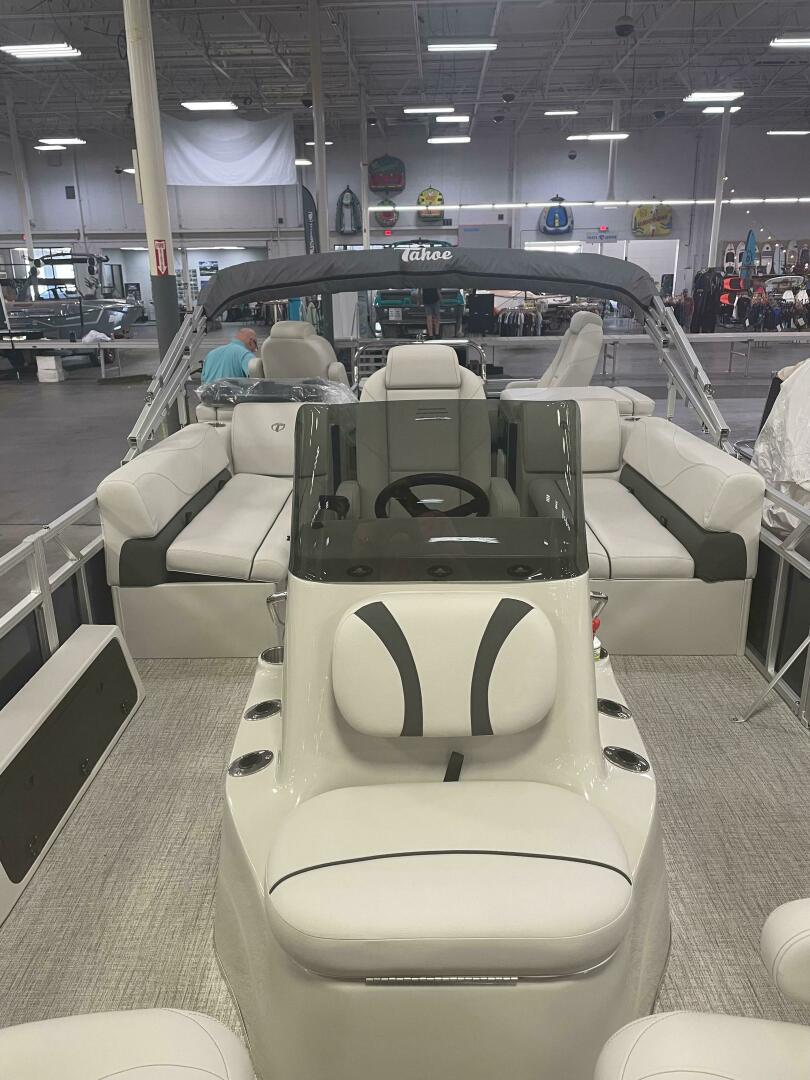 2022 Tahoe GT2585 Center Console Fishing Tritoon Base - Image 7