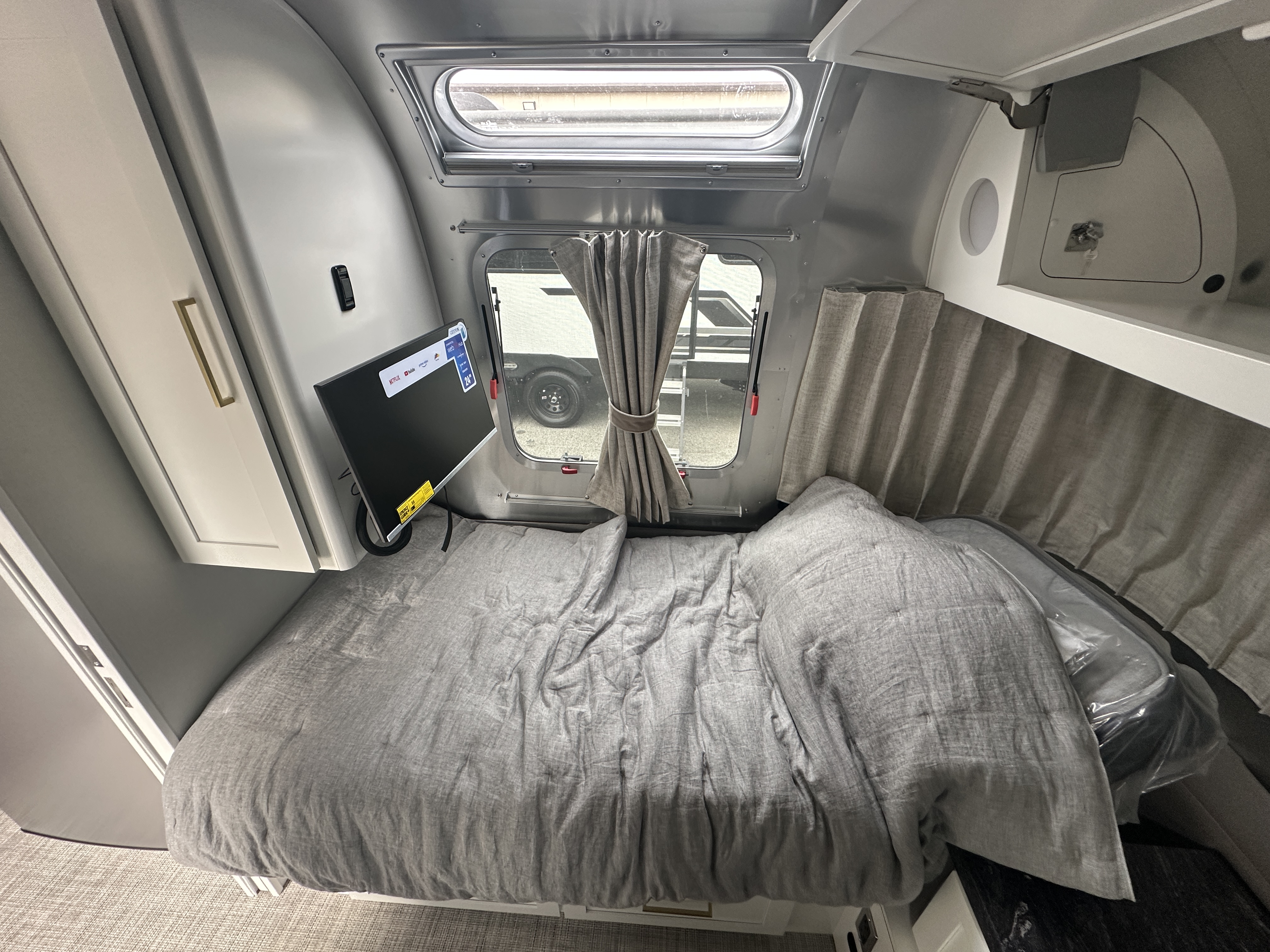 2026 Airstream Classic 33FB - Image 9