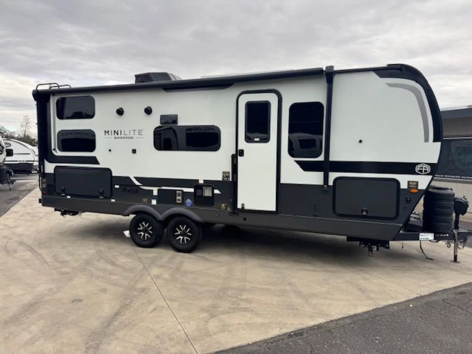 2026 FOREST RIVER ROCKWOOD MINI LITE 2509S - Image 2