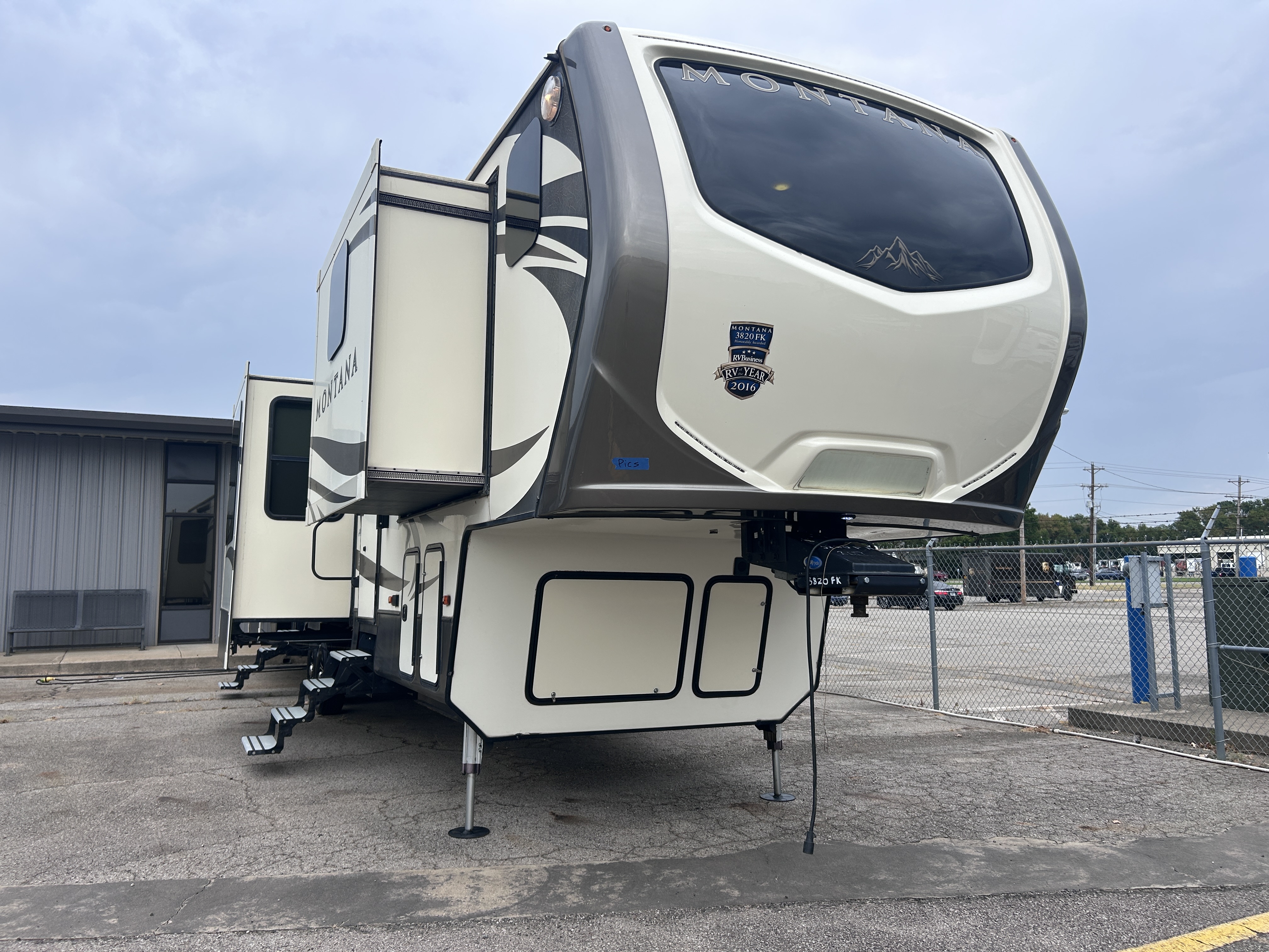 2017 Keystone Montana 3820FK - Image 1