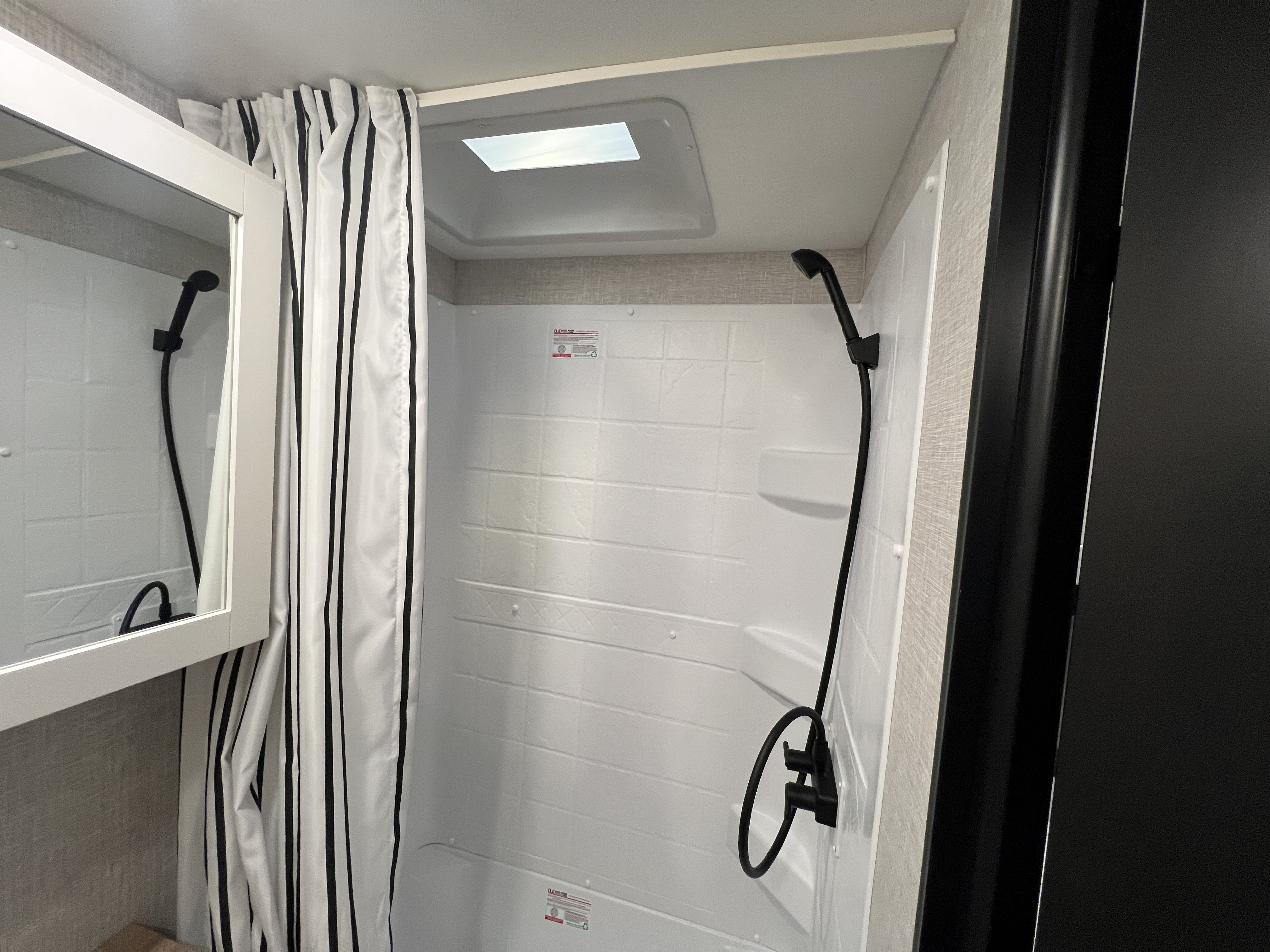2025 Highland Ridge Range Lite 225CK - Image 22