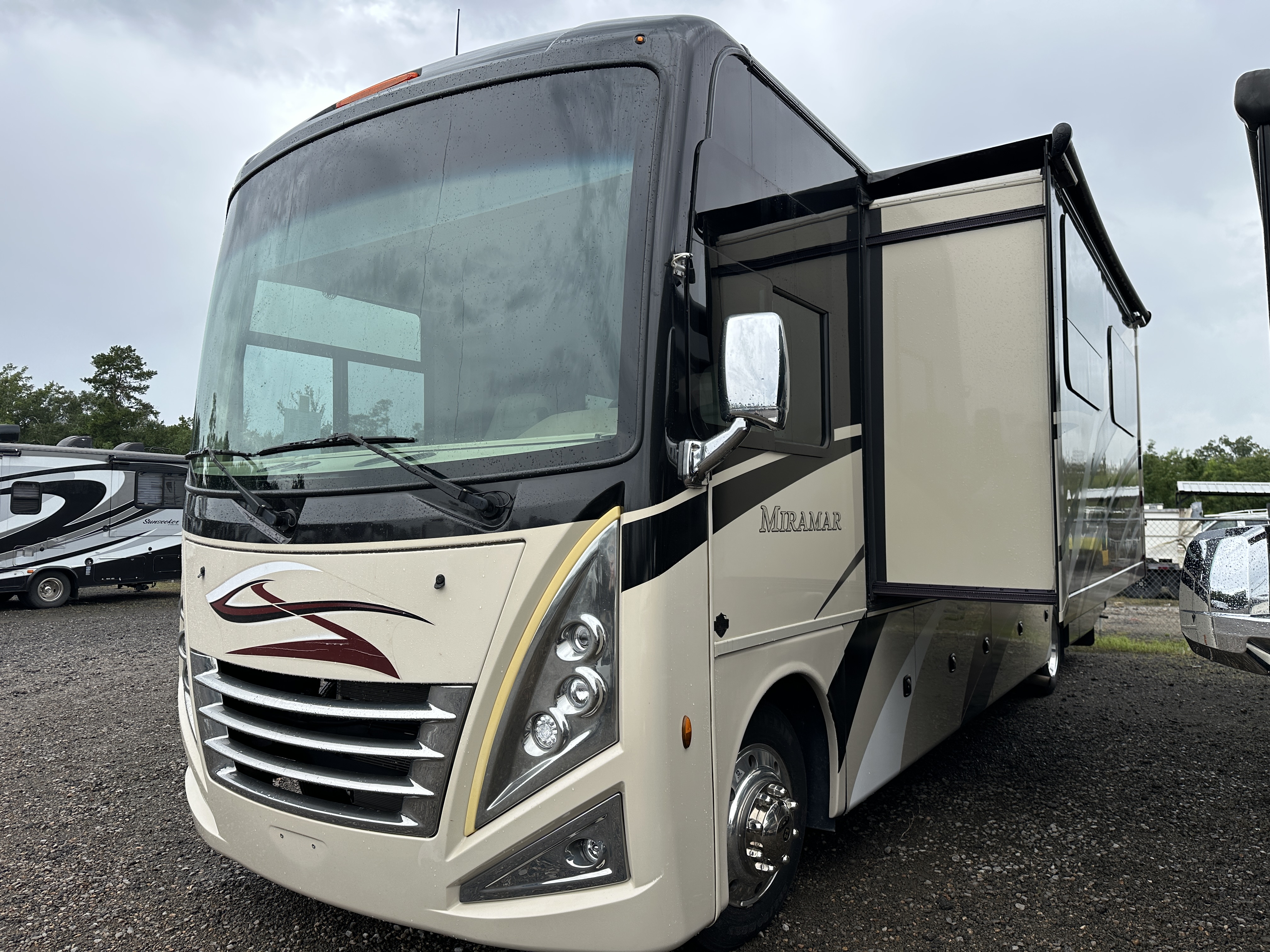 2022 THOR MOTOR COACH MIRAMAR 35.2 - Image 3